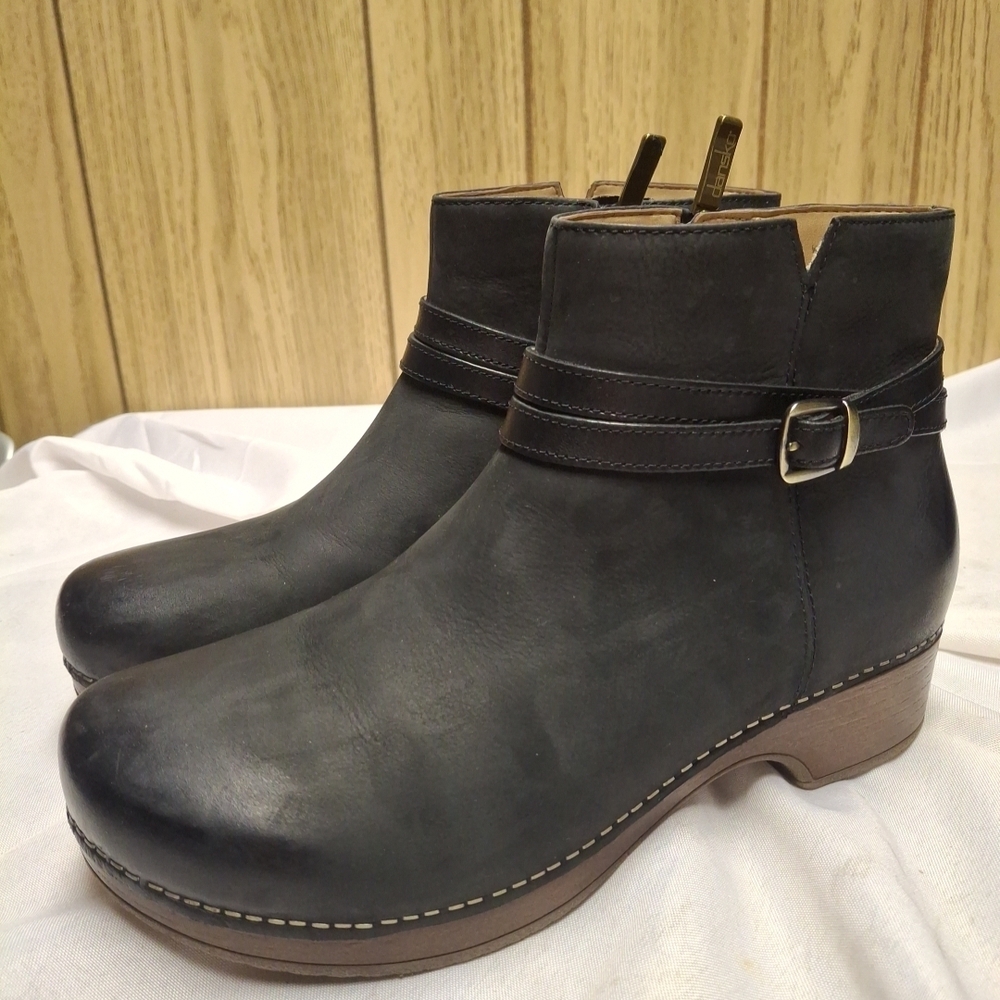 Dansko Brook Black Leather Boots Womens Sz 40 US 9 Ankle Booties Heel 1.5"